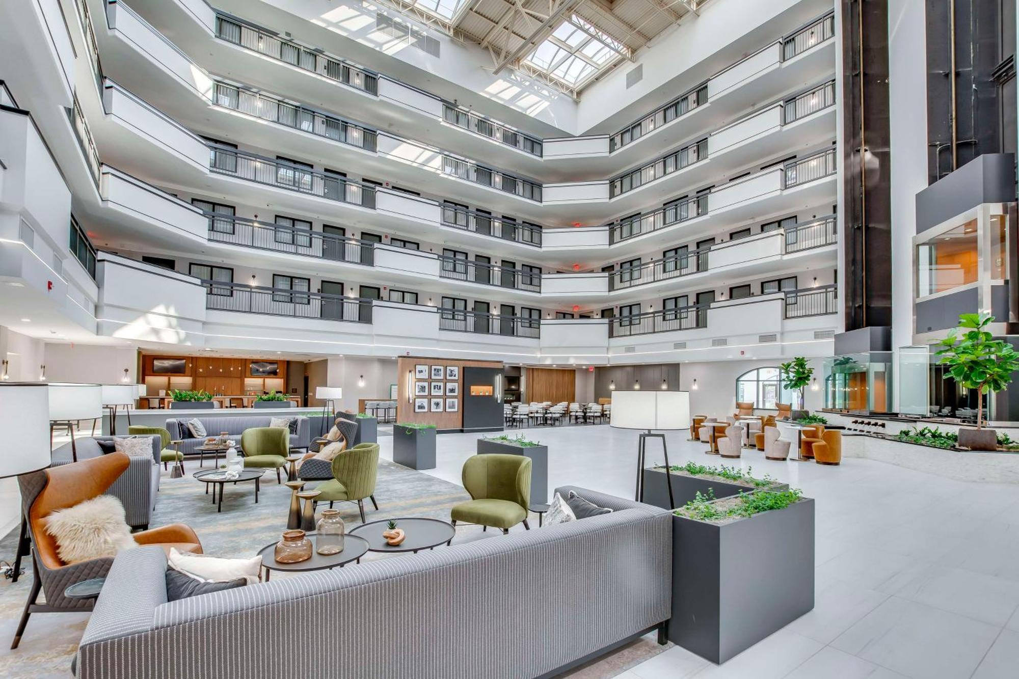 Embassy Suites By Hilton Louisville East Exterior photo