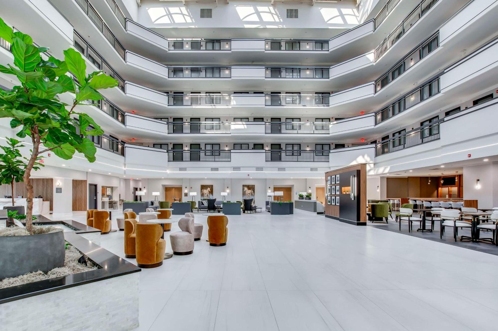 Embassy Suites By Hilton Louisville East Exterior photo