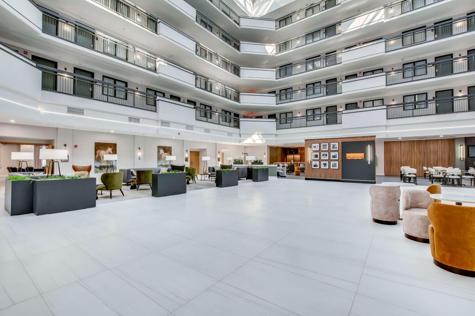 Embassy Suites By Hilton Louisville East Exterior photo